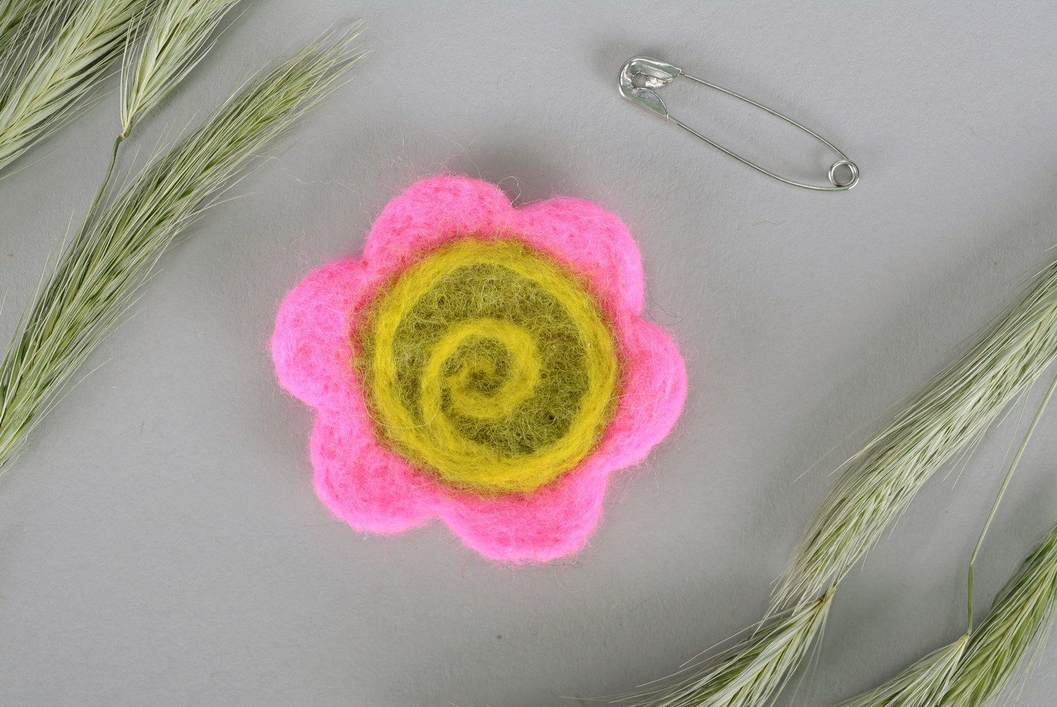Broche de lana para niños en forma de flor foto 1