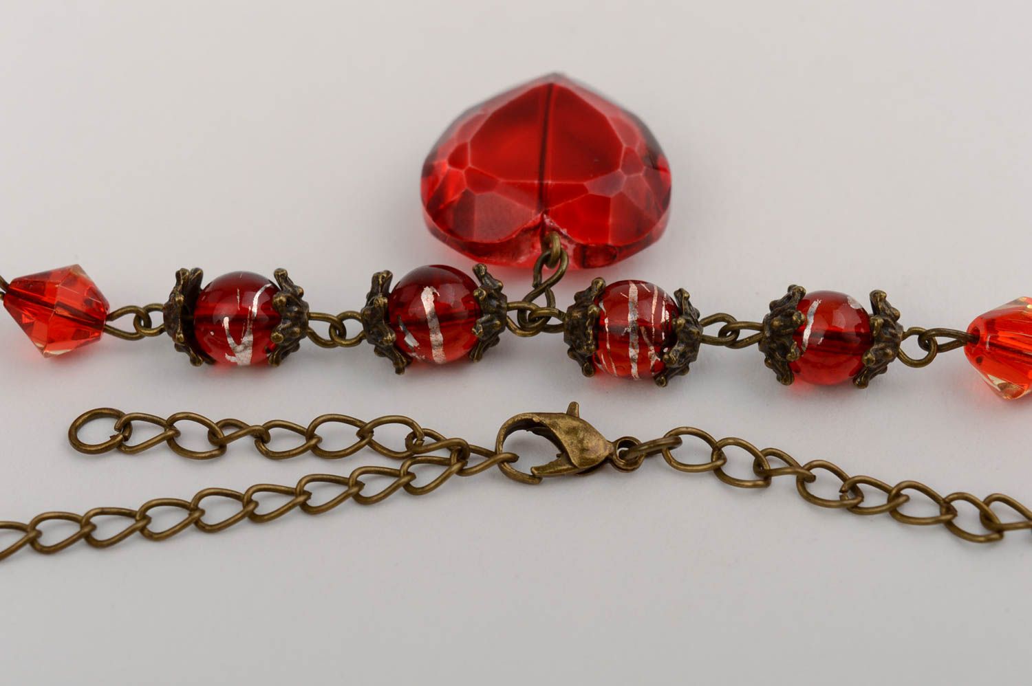Колье из чешского хрусталя на металлической цепочке с подвеской сердцем красное фото 4