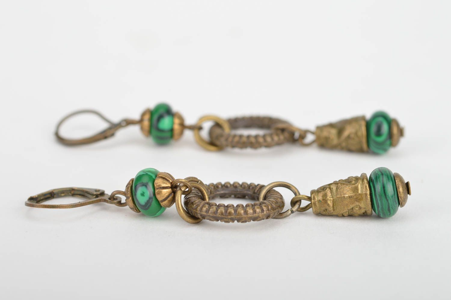Longues boucles d'oreilles en perles de fantaisie vertes faites main vintage photo 5