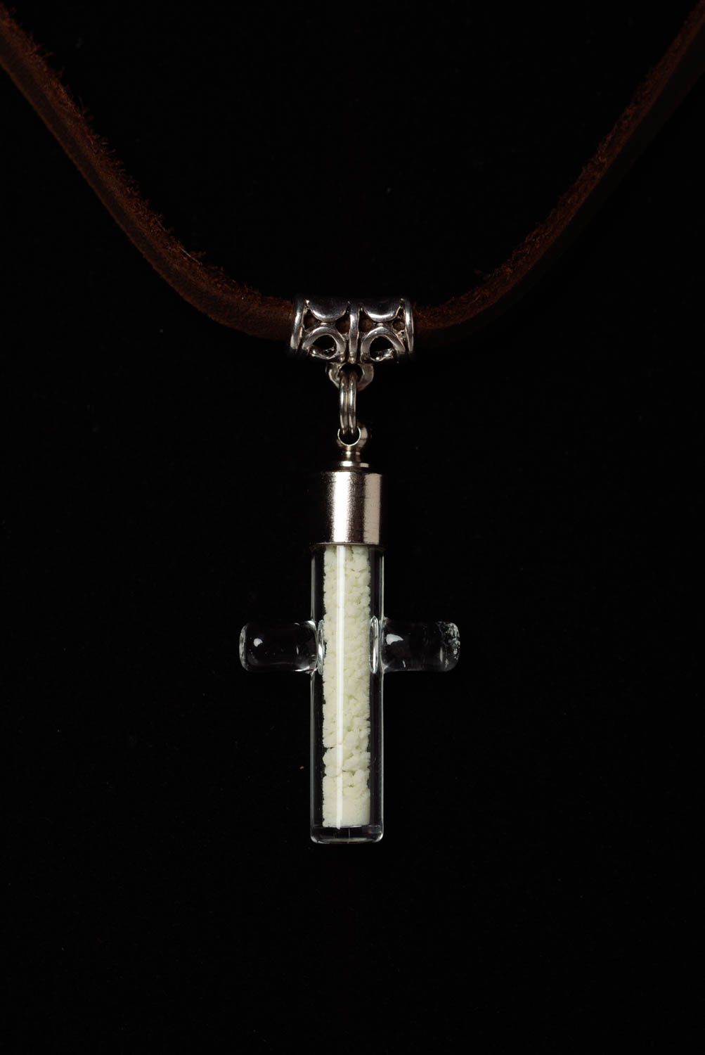 Pendentif en verre artisanal sur lacet en cuir avec croix fait main original photo 2