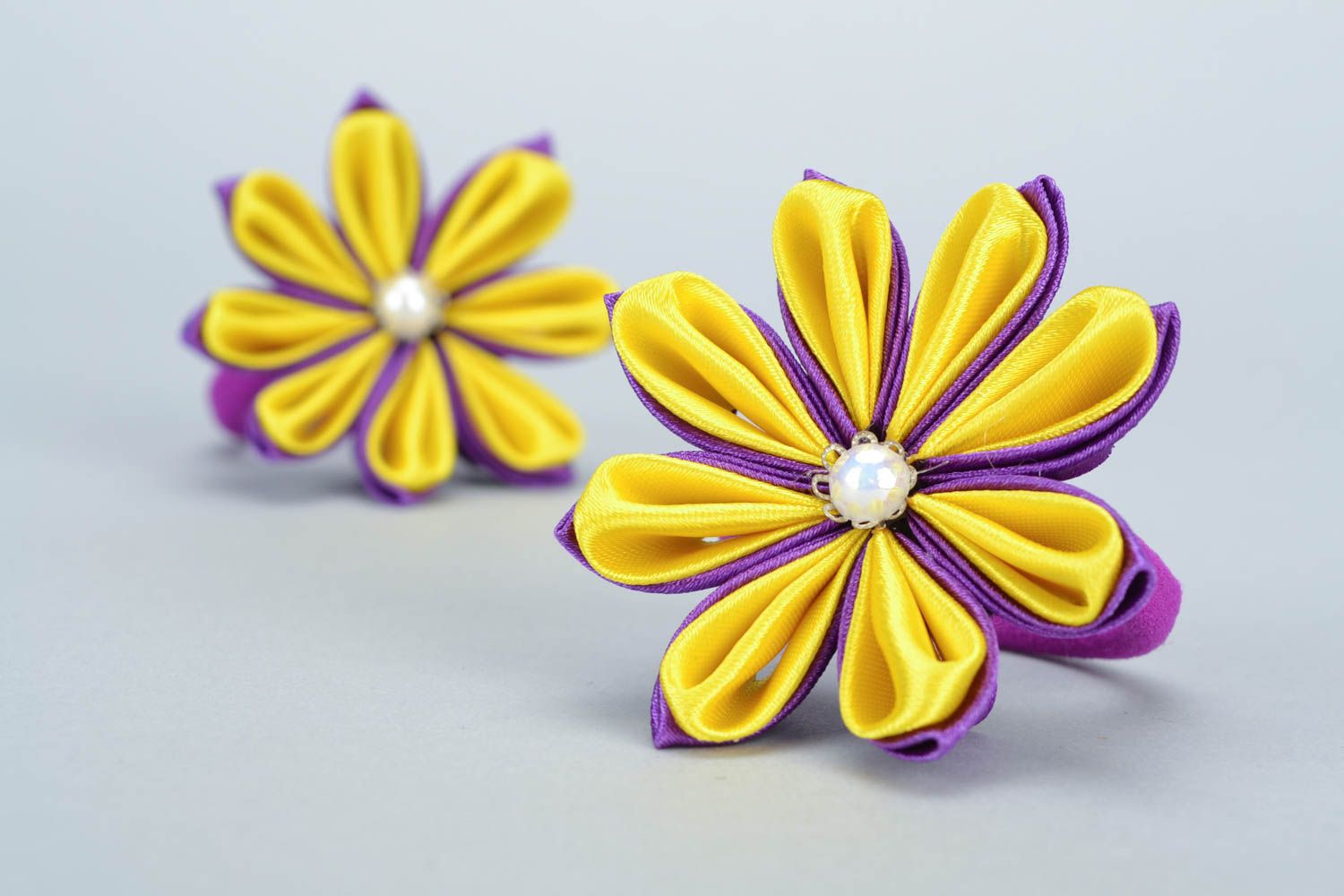 Élastiques à cheveux faits main fleurs kanzashi satin jaune violet de 2 pièces photo 3