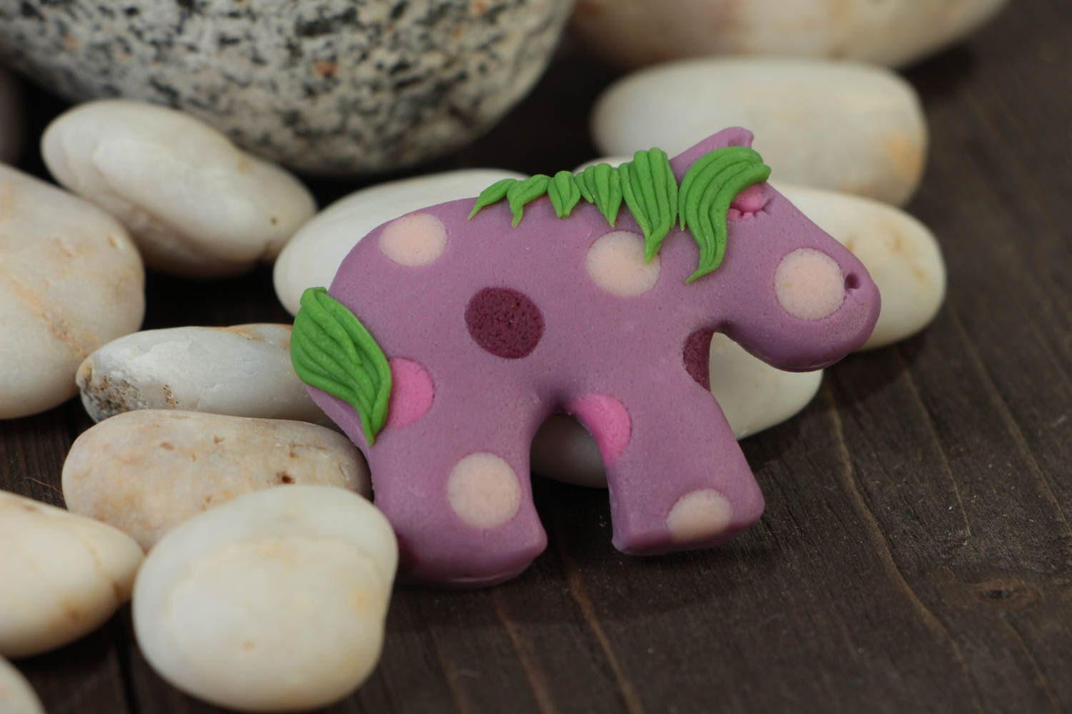 Broche de arcilla polimérica artesanal infantil pony de color lila foto 1