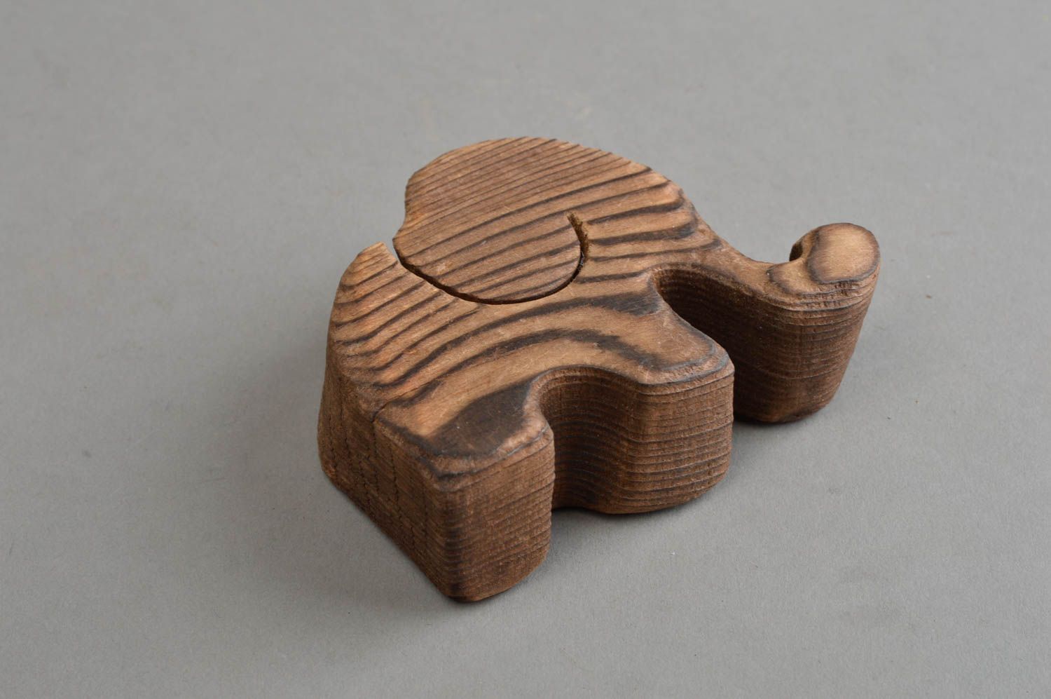 Geschnitzte handgemachte Figurine aus Holz in Form vom Elefanten für Deko foto 4