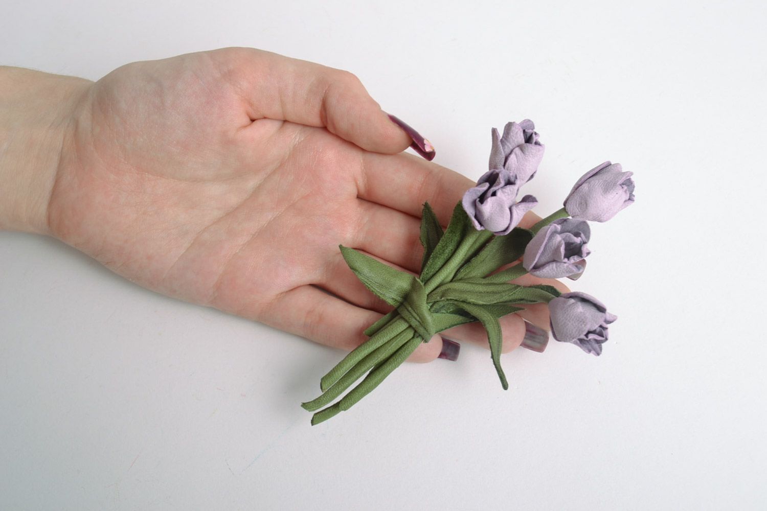 Объемная авторская брошь из кожи в виде букета тюльпанов на булавке ручная работа фото 2