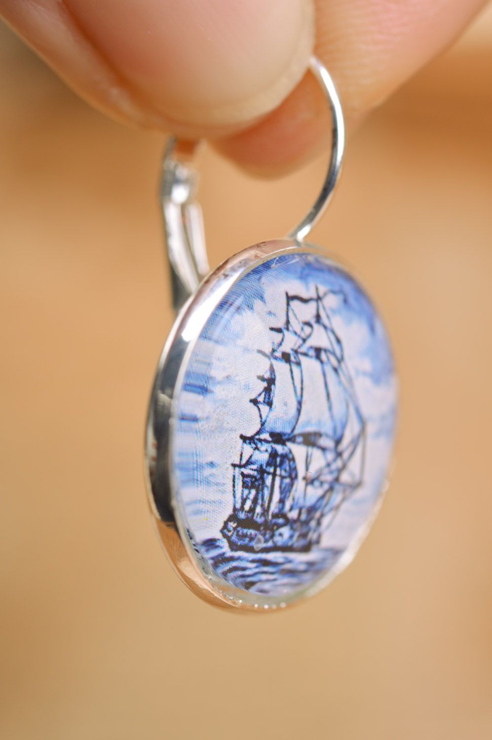 Runde kleine blaue handmade Ohrringe mit einem Print unter Glas im Marine Stil  foto 3