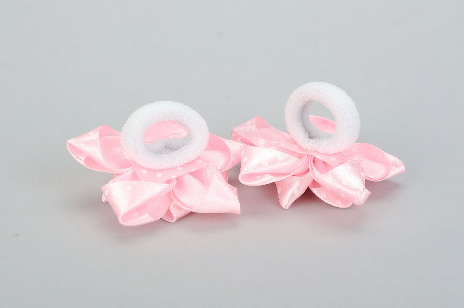 Conjunto de dois elásticos de cetim cor de rosa para o cabelo foto 4