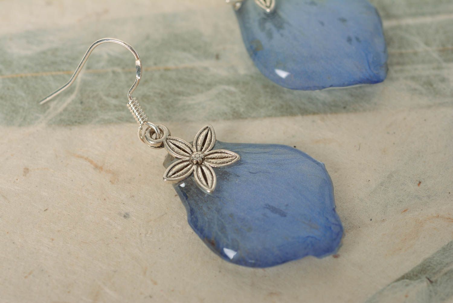 Pendientes originales azules con flores secas y resina epoxi hechos a mano foto 4