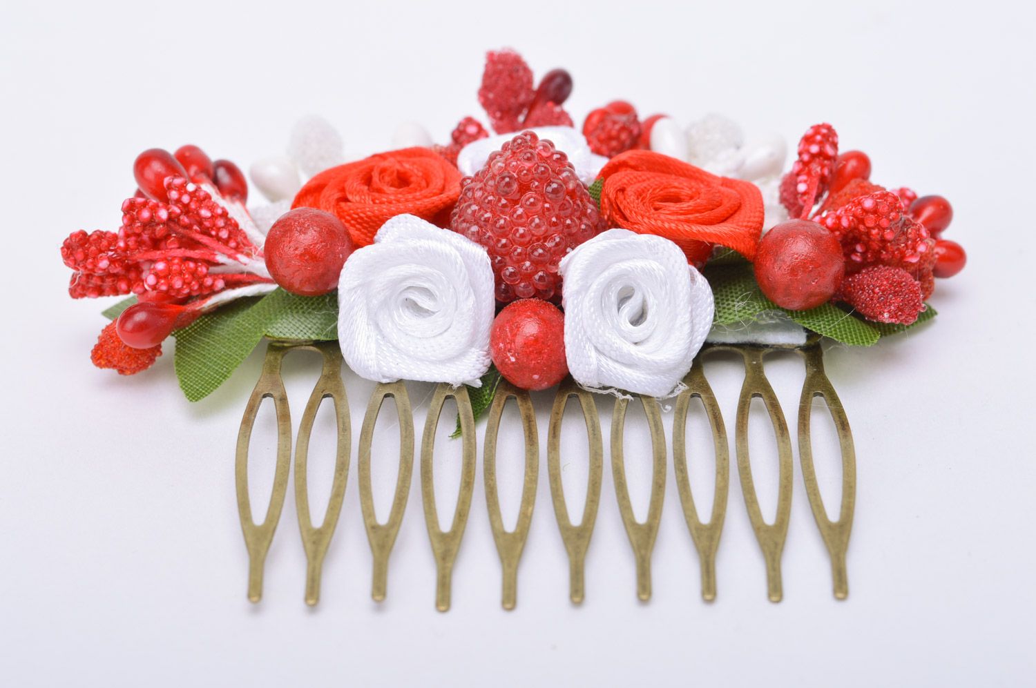Заколка гребень для волос с цветами из лент и ягодами ручной работы красная с белым фото 2