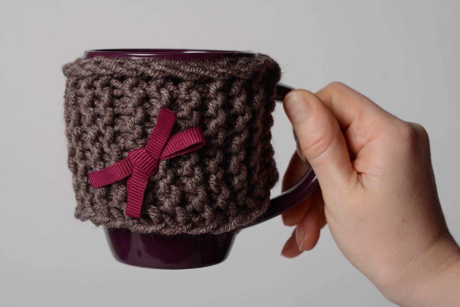 Set of two porcelain cups with  knitted cozies with bows photo 5