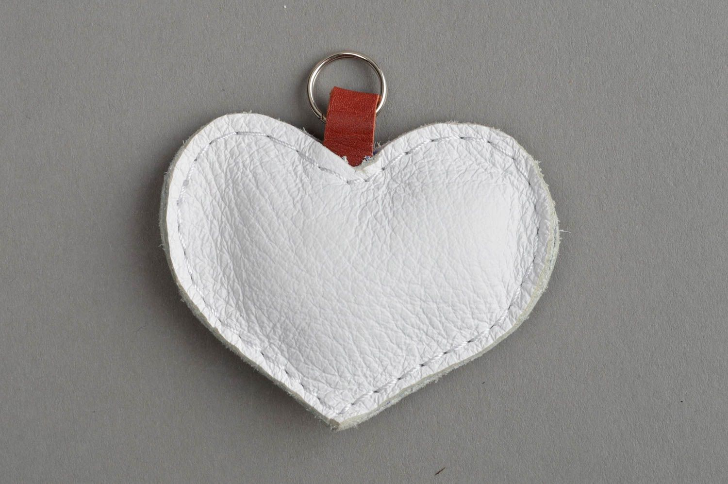 Брелок для ключей из натуральной кожи ручной работы в виде белого сердца фото 2