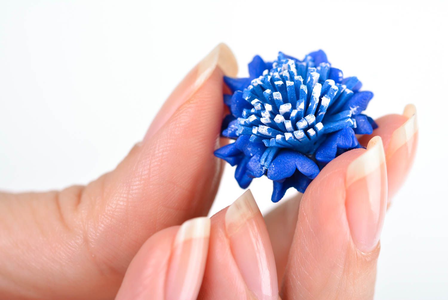 Orecchini belli in argilla polimerica fatti a mano accessorio fiori blu
 foto 4