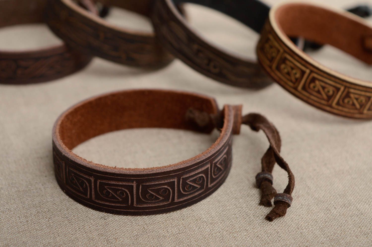 Bracelet en cuir naturel marron avec ornement sculpté fait main design photo 2