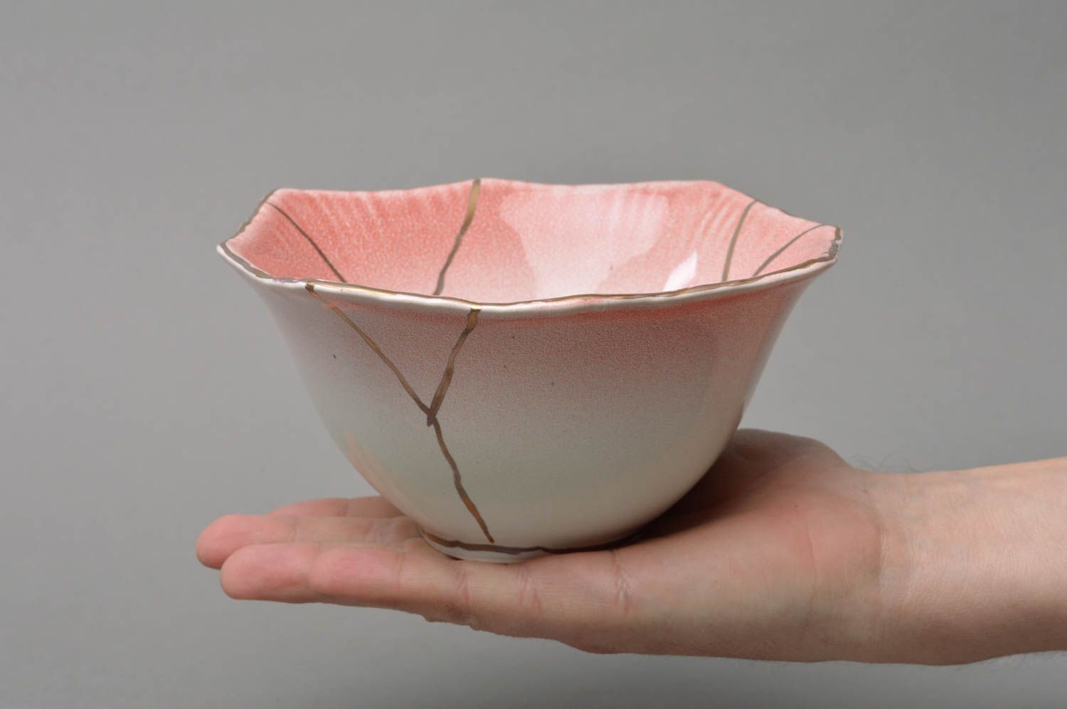 Joli saladier en porcelaine rose clair peint fait main de forme originale photo 4