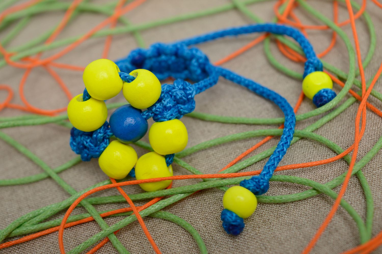 Bracelet en macramé jaune et bleu avec perles de bois fait main pour femme photo 2