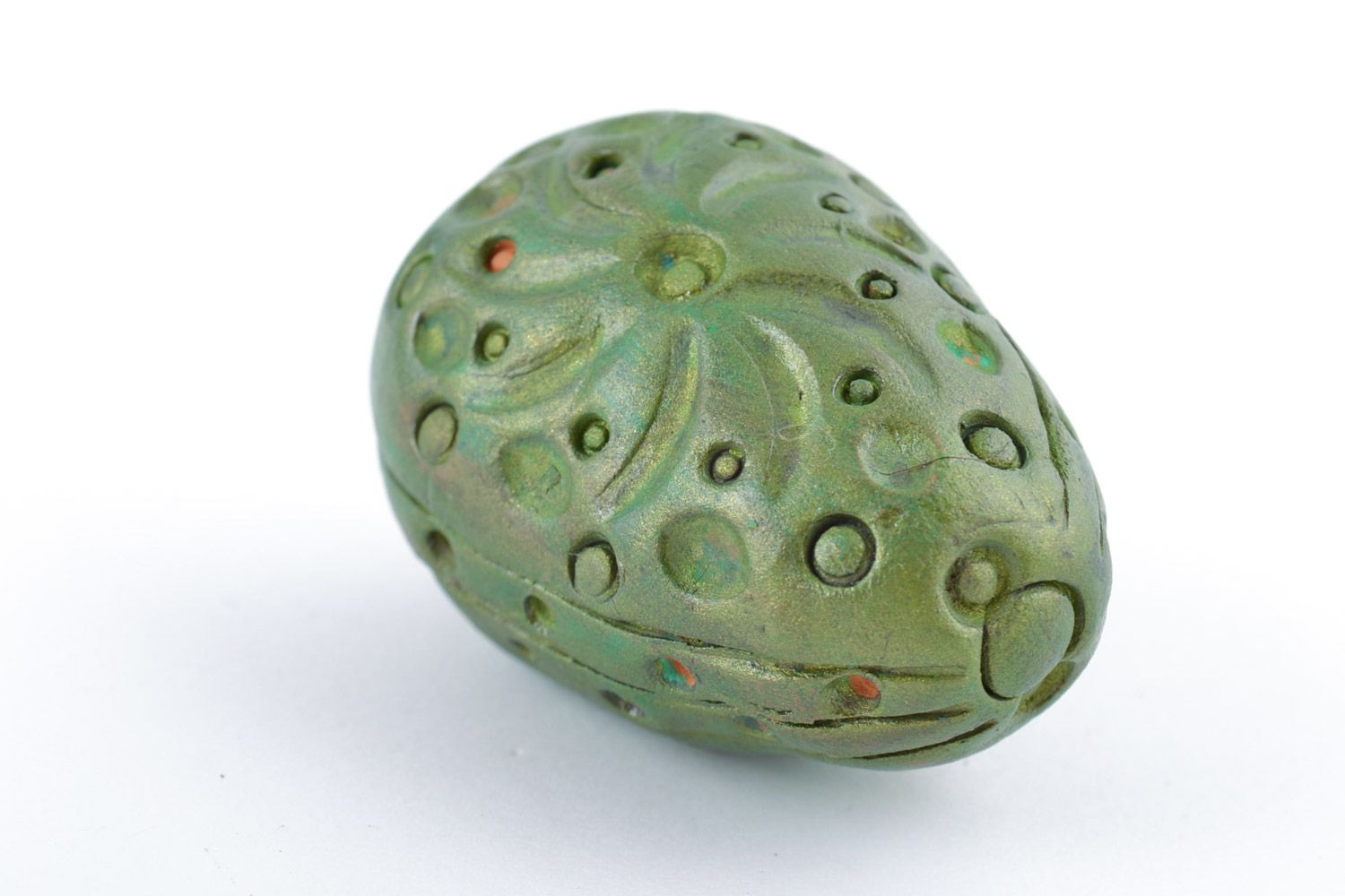 Декоративное пасхальное яйцо из красной глины расписное зеленое ручной работы фото 5