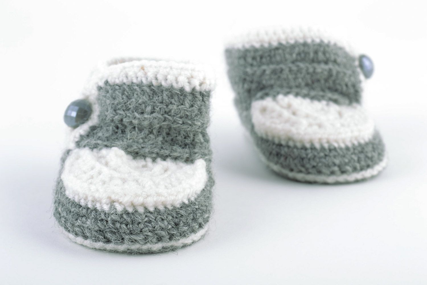 Patucos de bebé artesanales con forma de zapatitos de lana blanquigrises foto 3