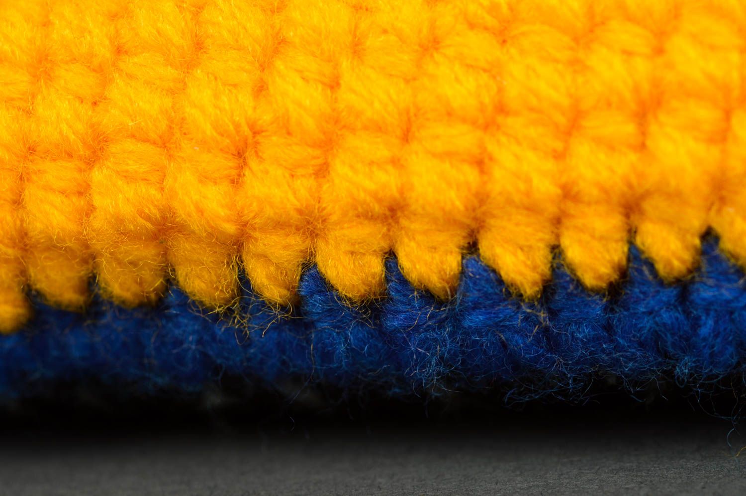 Pantoufles tricotées Chaussons design fait main jaunes Accessoire enfant photo 4
