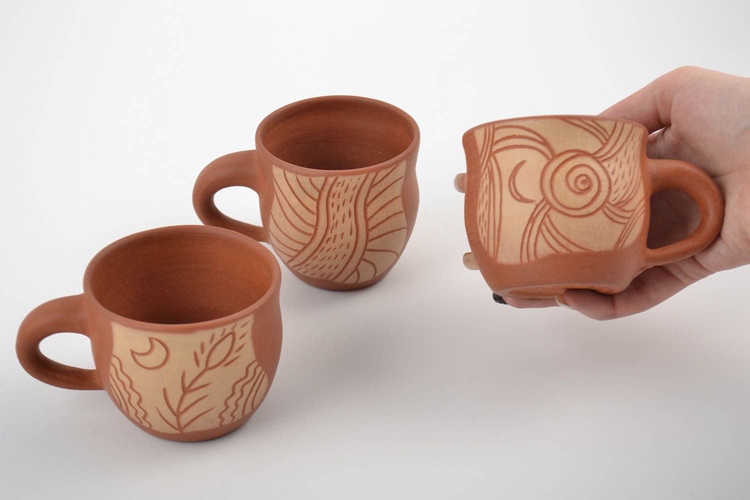 Set of 3 three ceramic cups with cave drawings in terracotta style photo 2