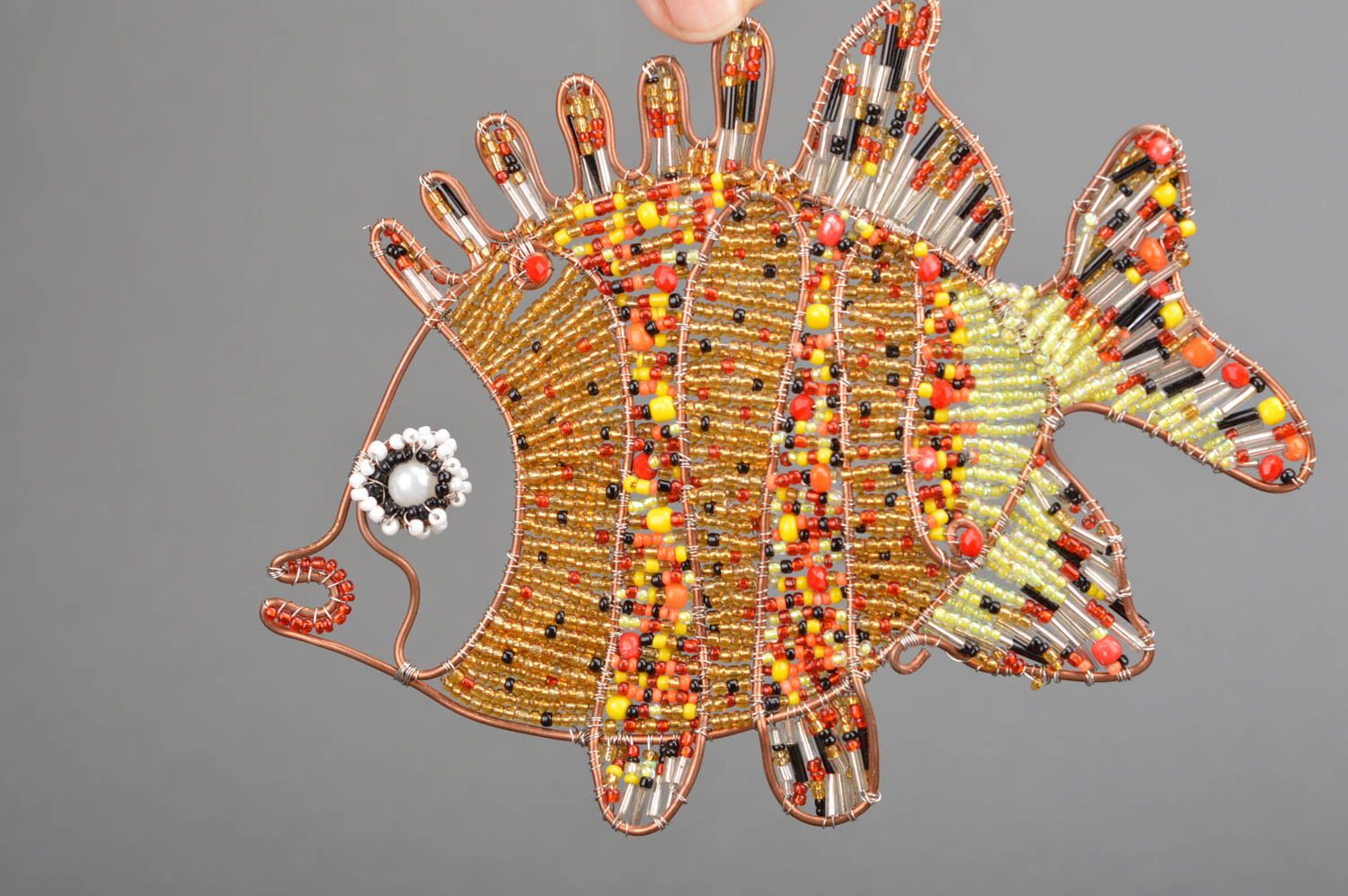 Яркая авторская декоративная подвеска рыбка из чешского бисера ручной работы   фото 3