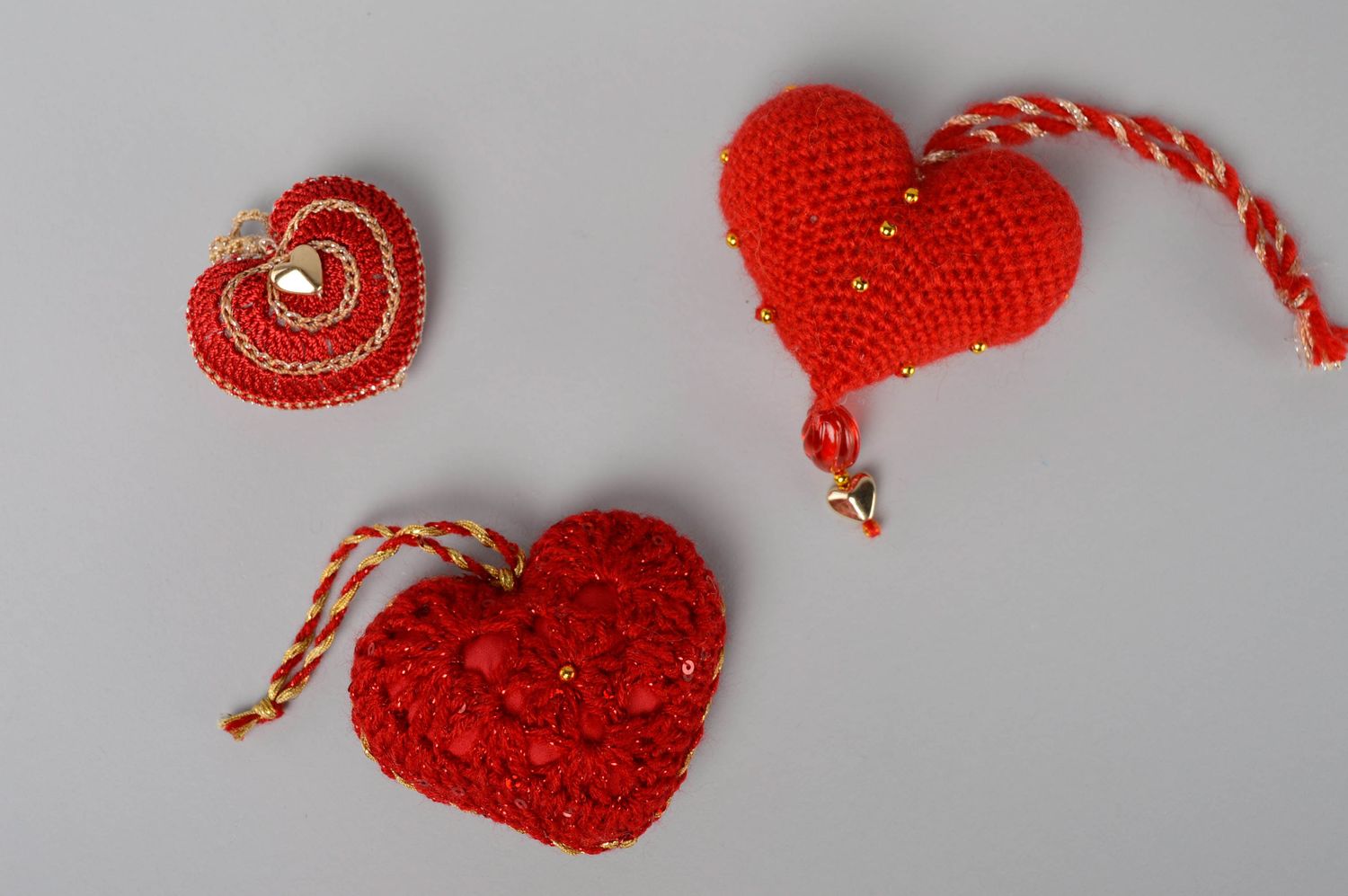 Интерьерная подвеска из ниток вязаная крючком Красное сердце фото 2