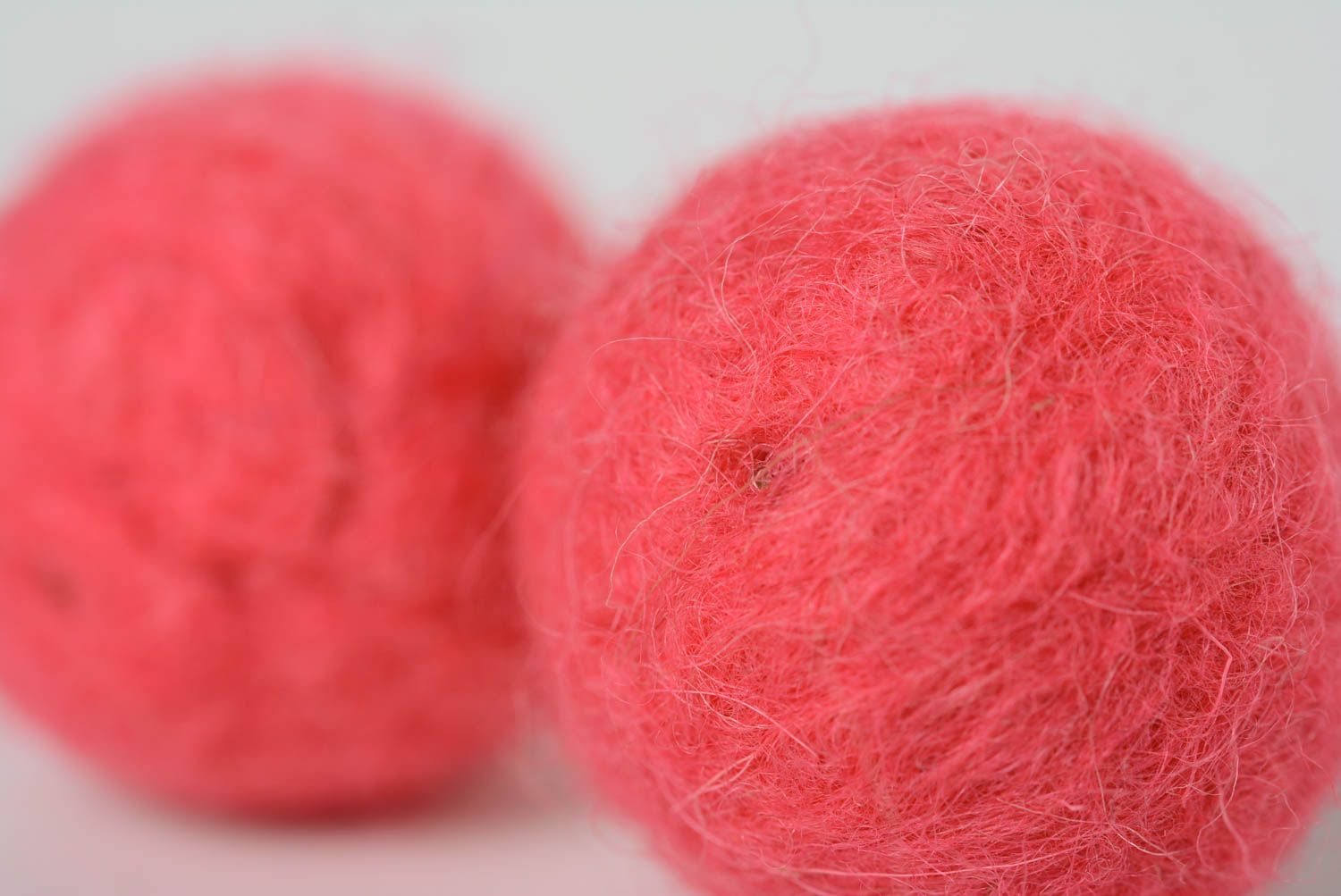 Pendientes de bolas de fieltro de lana hechos a mano foto 2