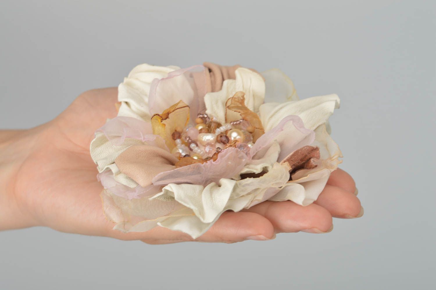 Брошь из кожи ручной работы брошь-заколка авторская бижутерия Белая роза фото 3
