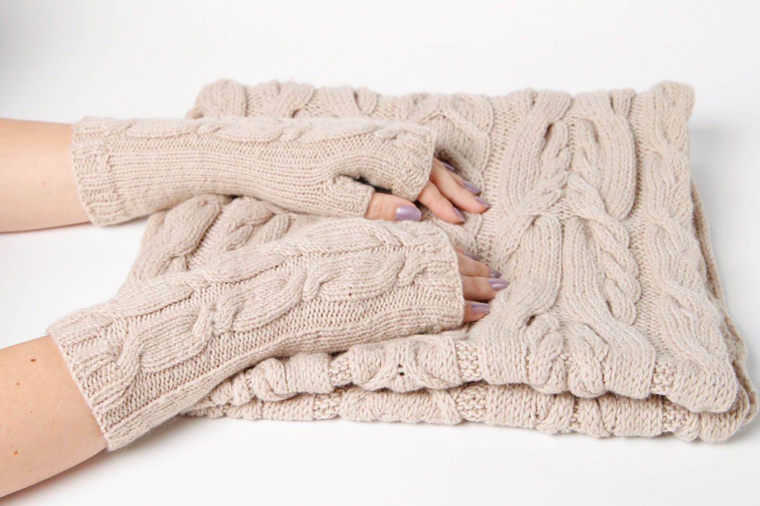 Шарф снуд ручной работы шарф хомут вязаные перчатки без пальцев светлые набор фото 7