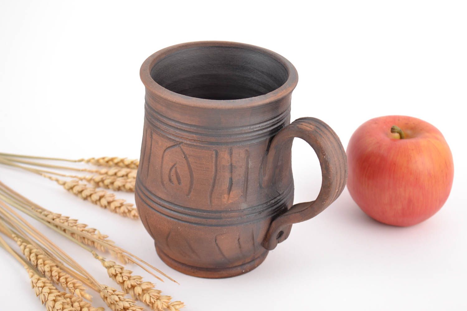 Brown natural clay 13 oz beer mug with handle and rustic pattern photo 2