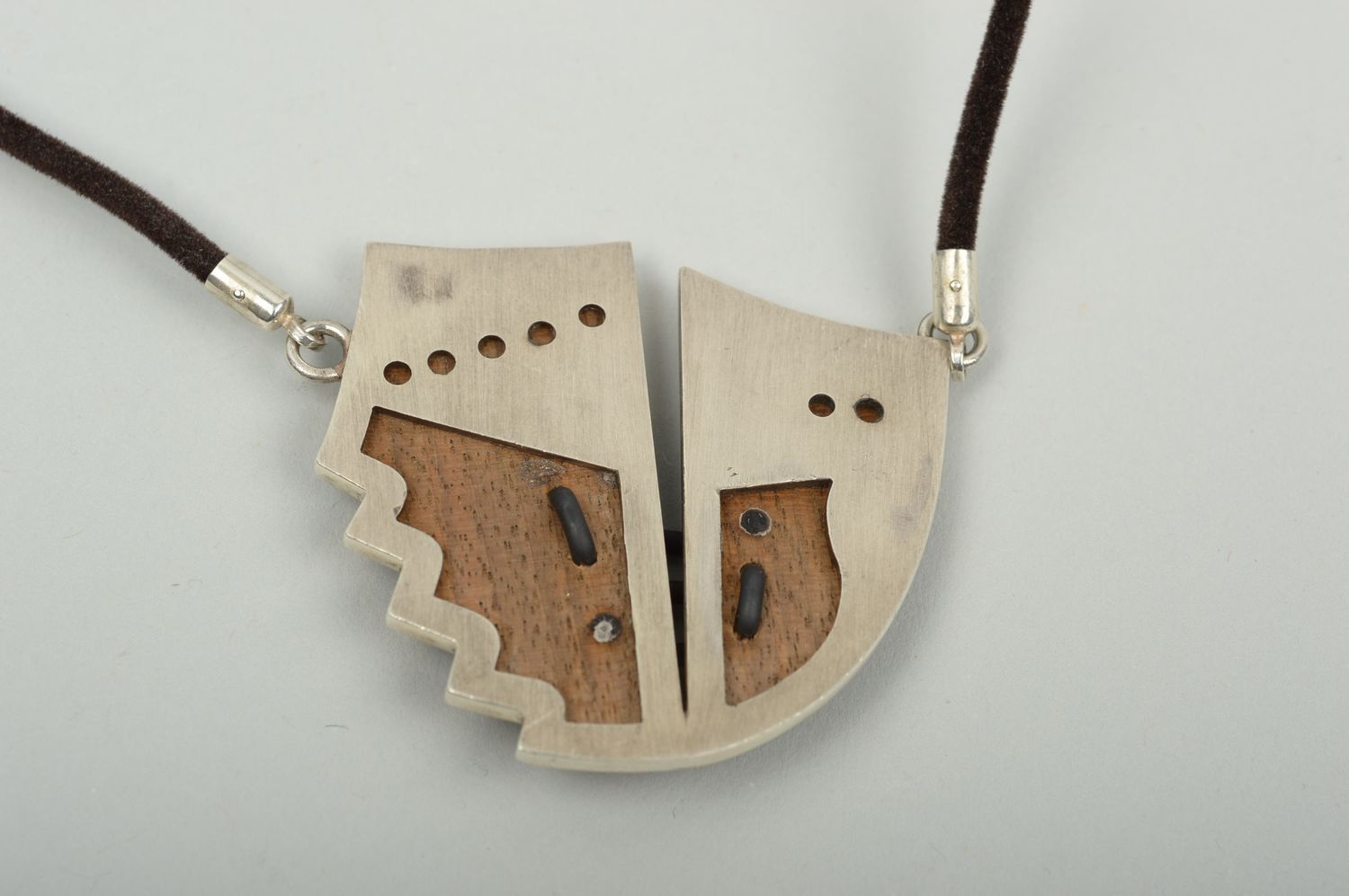 Кулон ручной работы украшение на шею с металлом аксессуар из дерева на шнурке фото 3