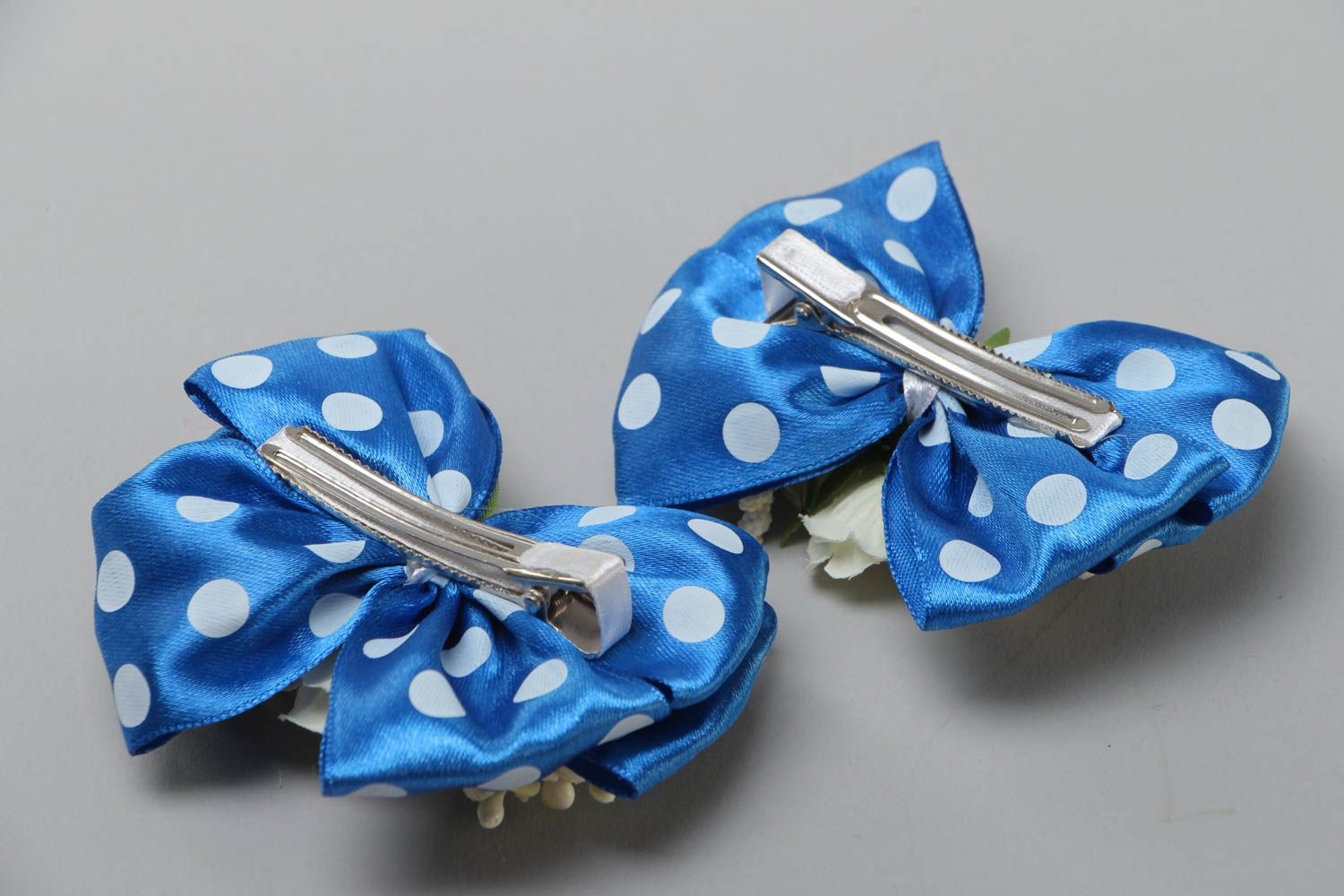 Set of handmade blue hair clips made of satin ribbons bows with flowers 2 pieces photo 4