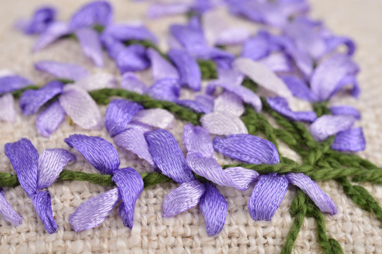 Coussin miniature gris lilas en lin fait main décoratif brodé au ruban photo 4