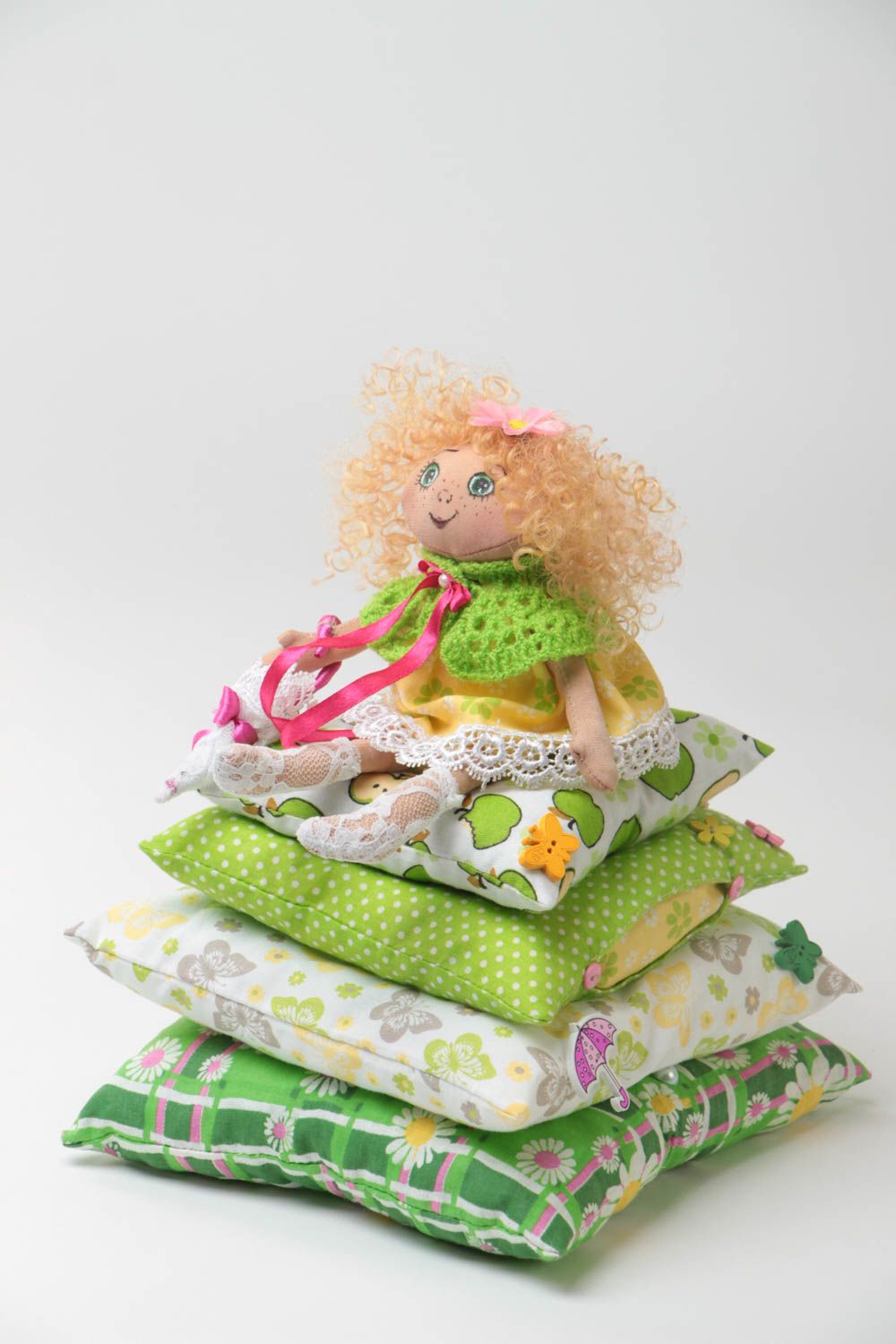 Poupée faite main cadeau pour enfant en tissu Princesse au petit pois décor photo 2