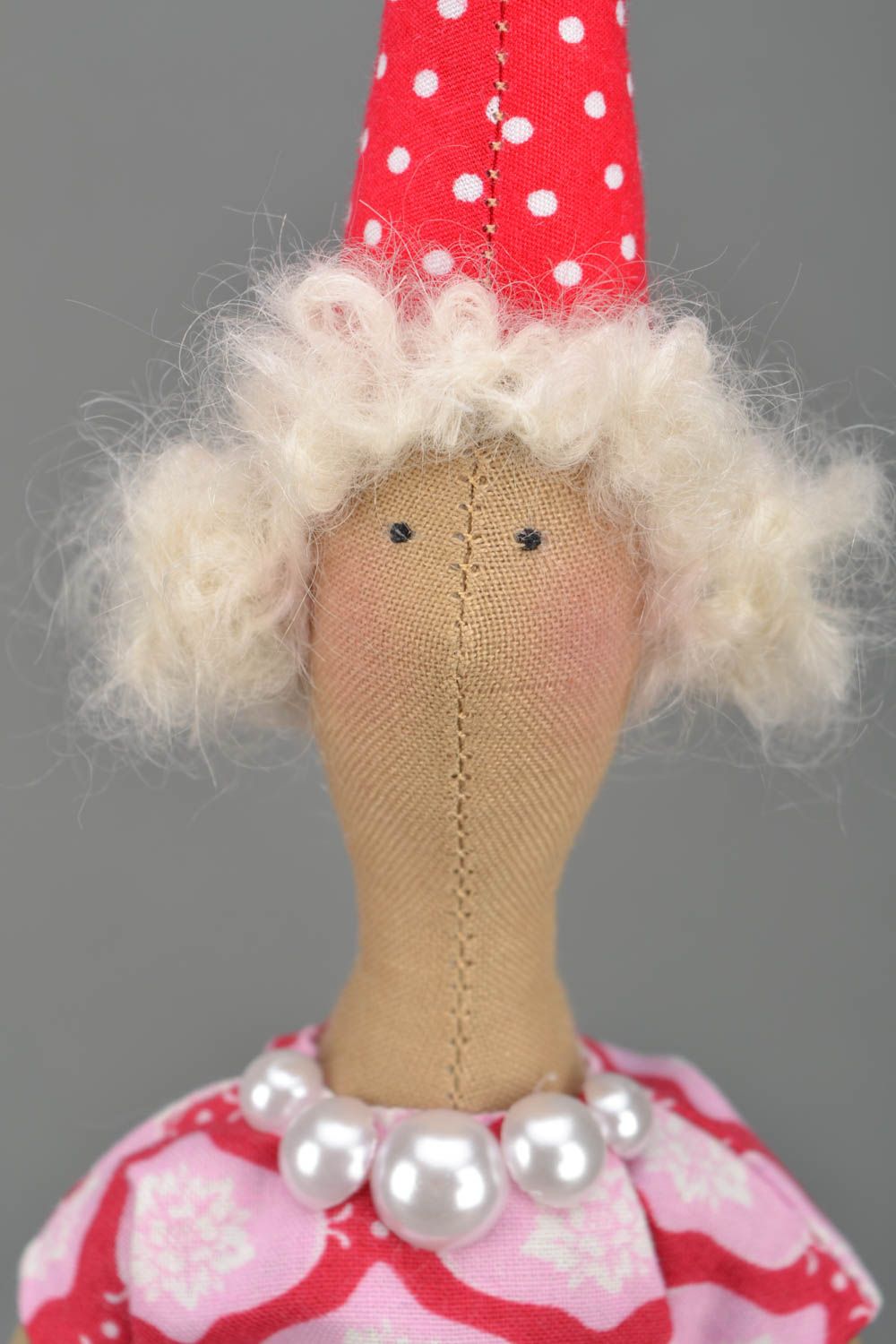 Авторская мягкая кукла на подставке Девочка в колпаке фото 3