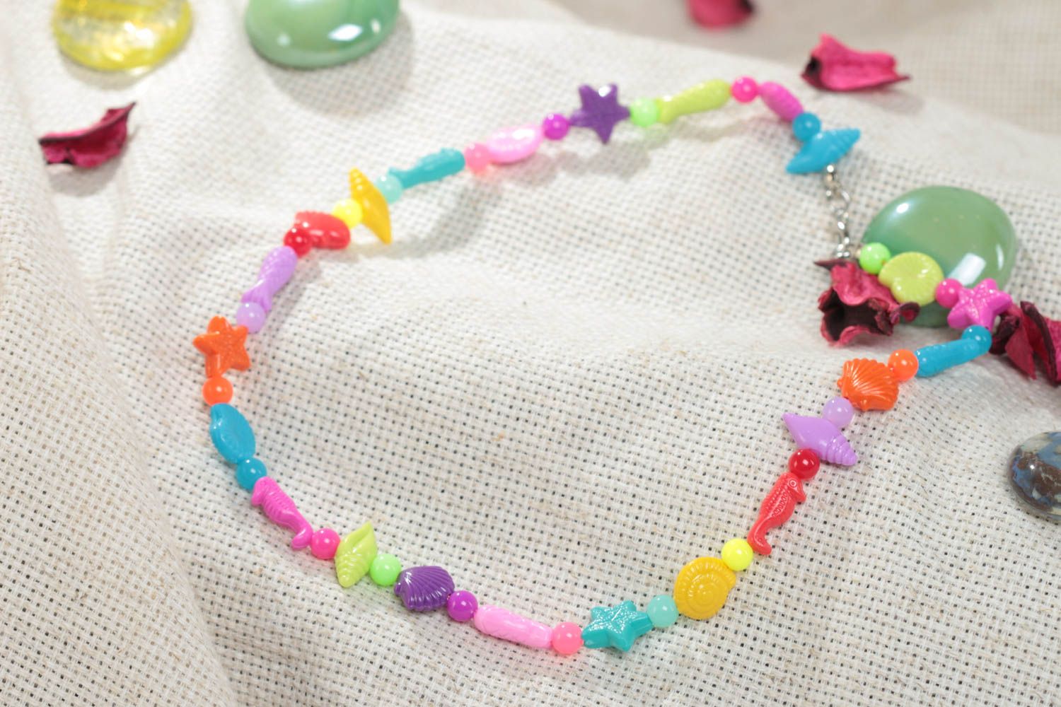 Яркие бусы из пластиковых бусин разноцветные в морском стиле ручной работы фото 1