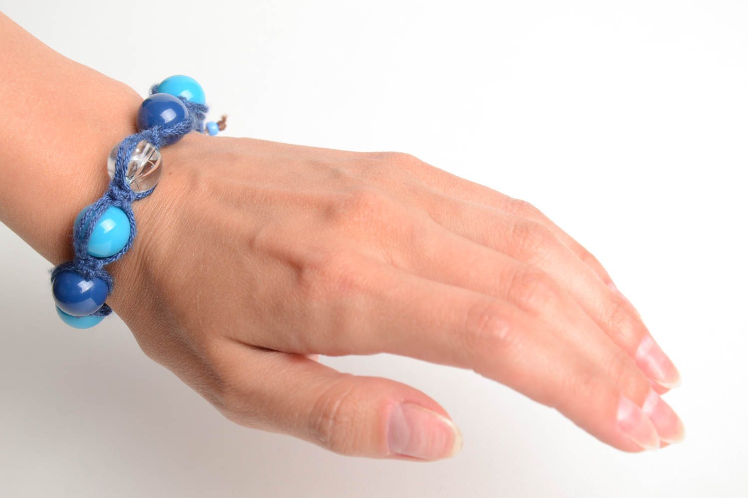 Blaues Armband aus Kugeln und Schnur geflochten stilvoll schön handmade foto 2