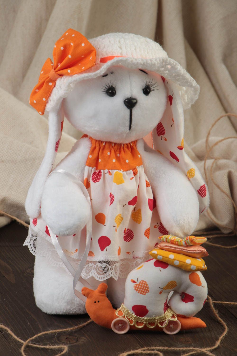 Textil Kuscheltier Hase mit Schnecke handgemachtes Spielzeug für Kinder foto 1