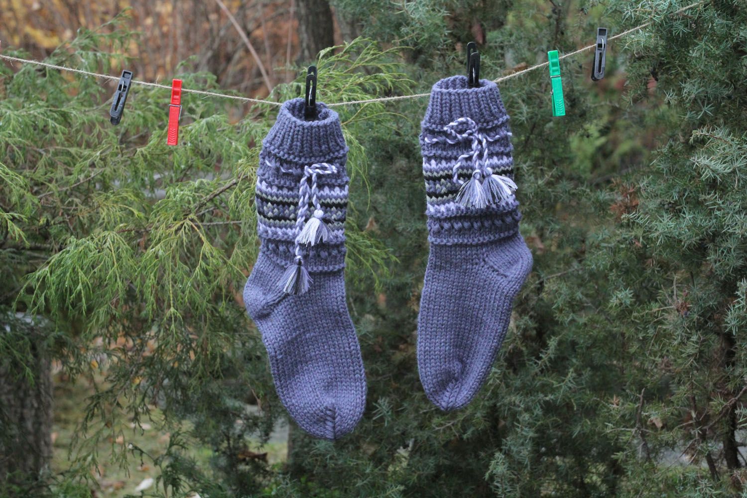 Chaussettes tricotées main en laine naturelle violettes photo 1