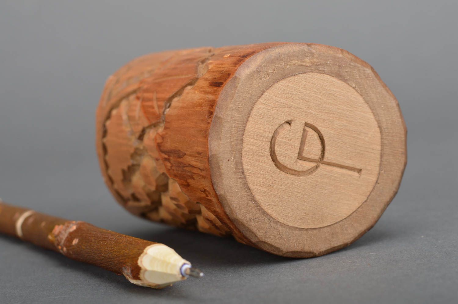 Красивый деревянный стаканчик подставка для ручек с резной ручкой для письма  фото 3