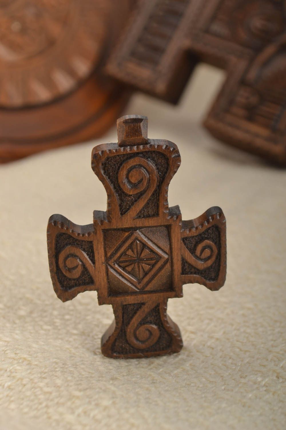 Крестик нательный крест ручной работы деревянный крестик на шею необычный фото 1