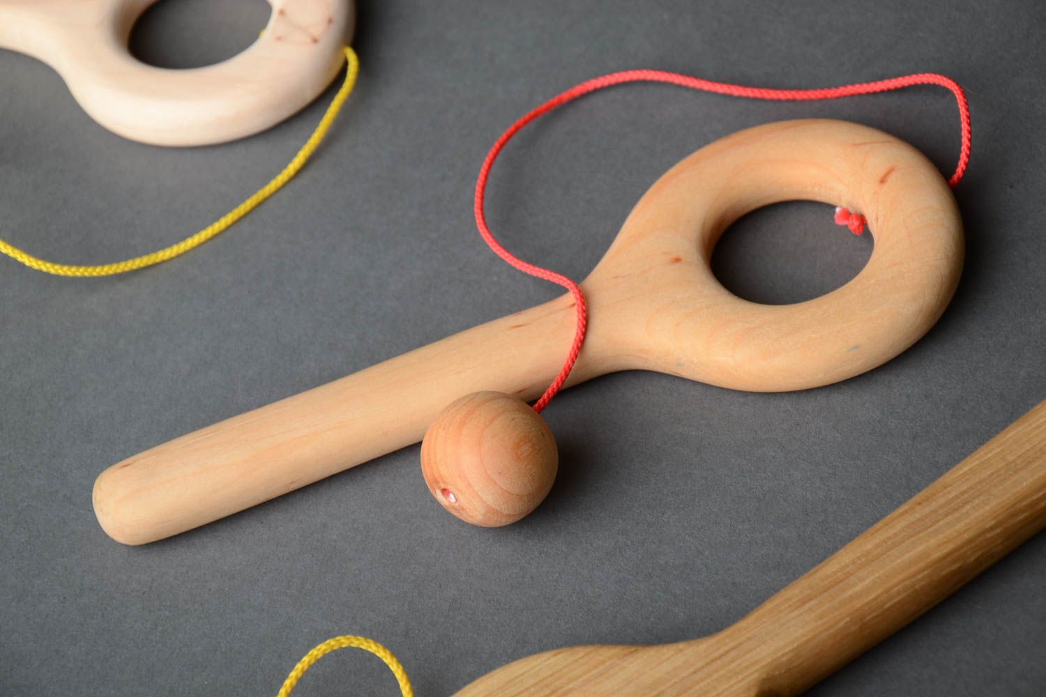 Helles Öko Spielzeug aus Holz für Entwicklung von Koordination und Reaktionsgeschwindigkeit foto 1
