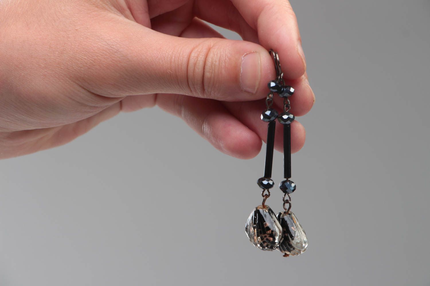 Boucles d'oreilles pendantes coquillages en verre millefiori noires faites main photo 5