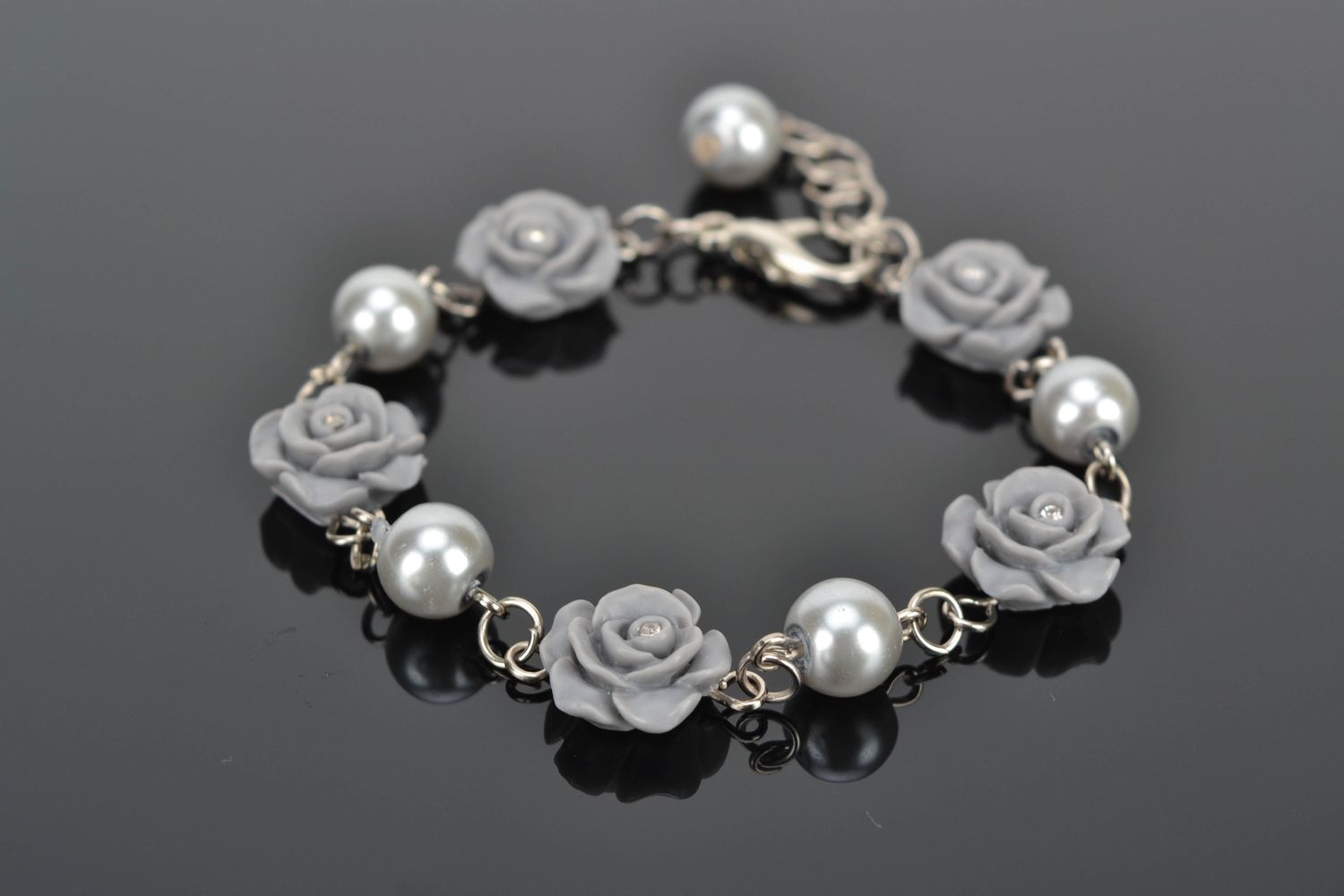 Bracelet en pâte polymère en formes de roses grises photo 1