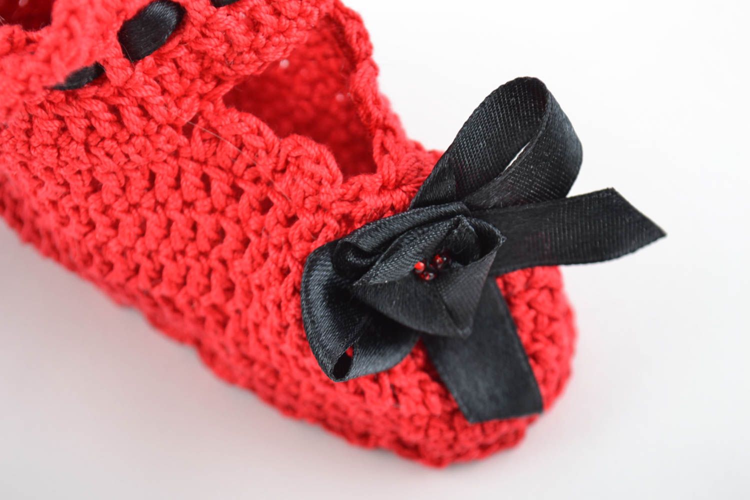 Handgemachte Babyschuhe aus Baumwolle rot mit schwarzen Schleifen gehäkelt schön foto 2