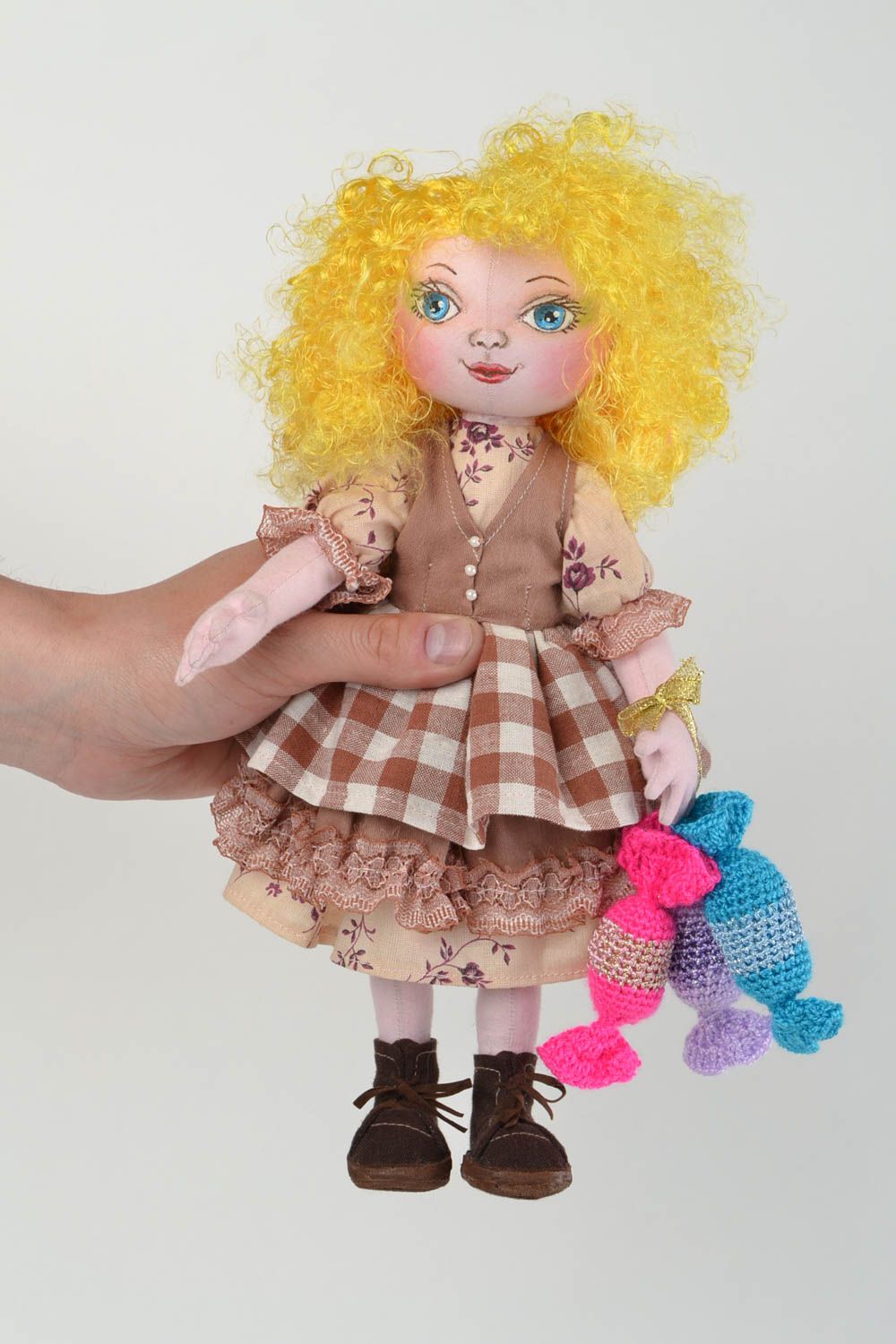 Кукла для интерьера и детей тканевая мягкая игрушка ручной работы Сладкоежка фото 1