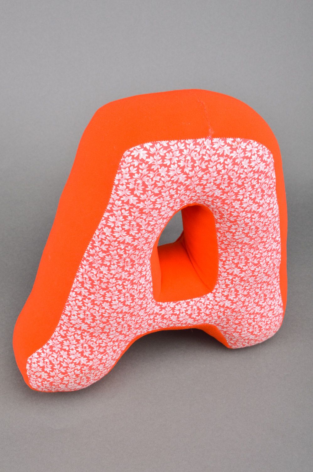 Juguete artesanal almohadilla con forma de letra A de tela de algodón hecha a mano foto 4