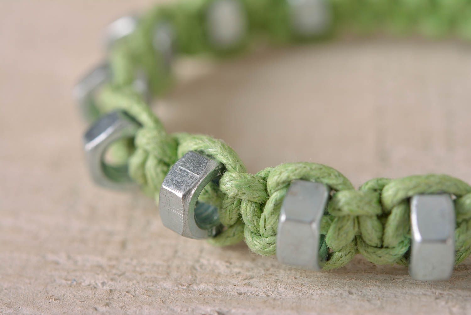 Bracelet original Bijou fait main vert avec écrous en métal Cadeau pour femme photo 2
