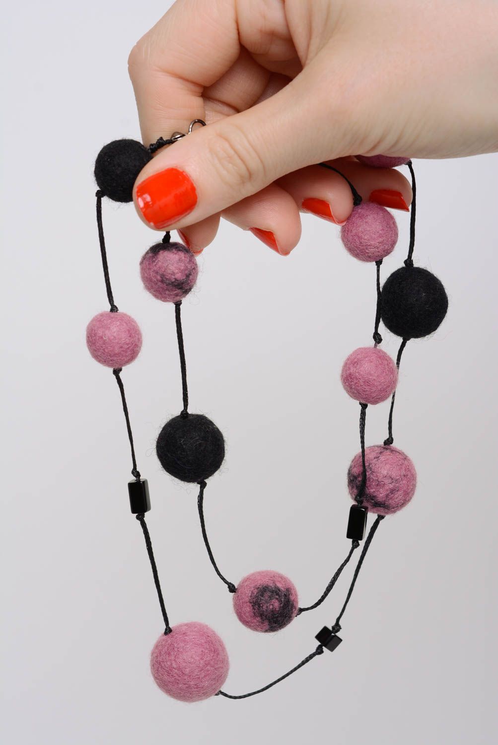 Collier en perles de laine feutrée fait main rose-noir long design original photo 4