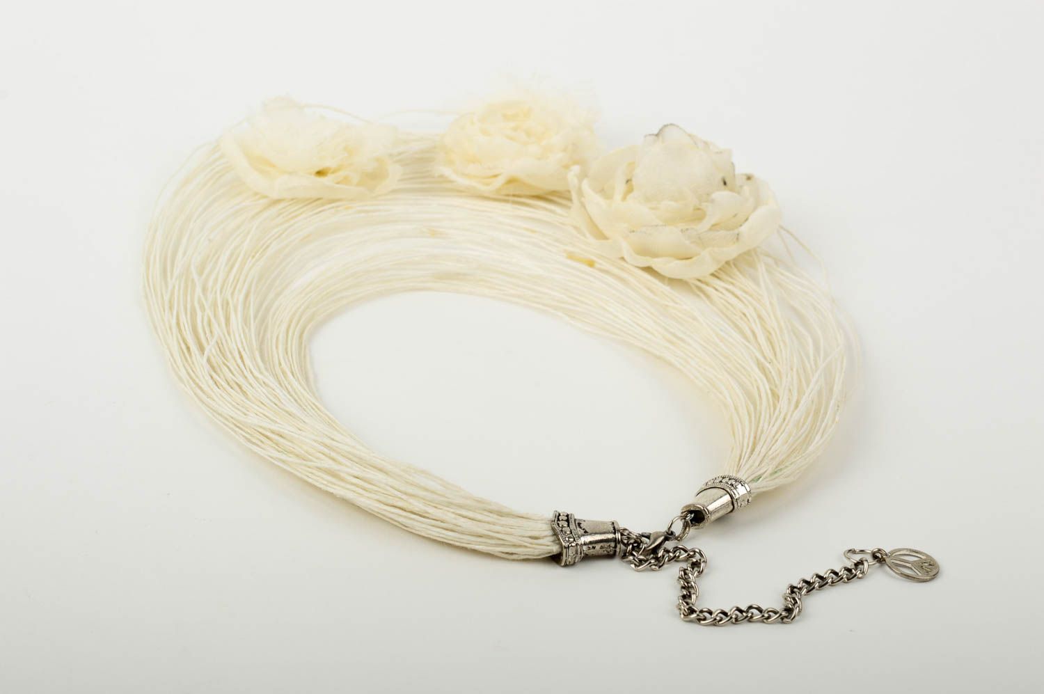 Collana di fili inamidati fatta a mano girocollo originale accessorio da donna foto 4