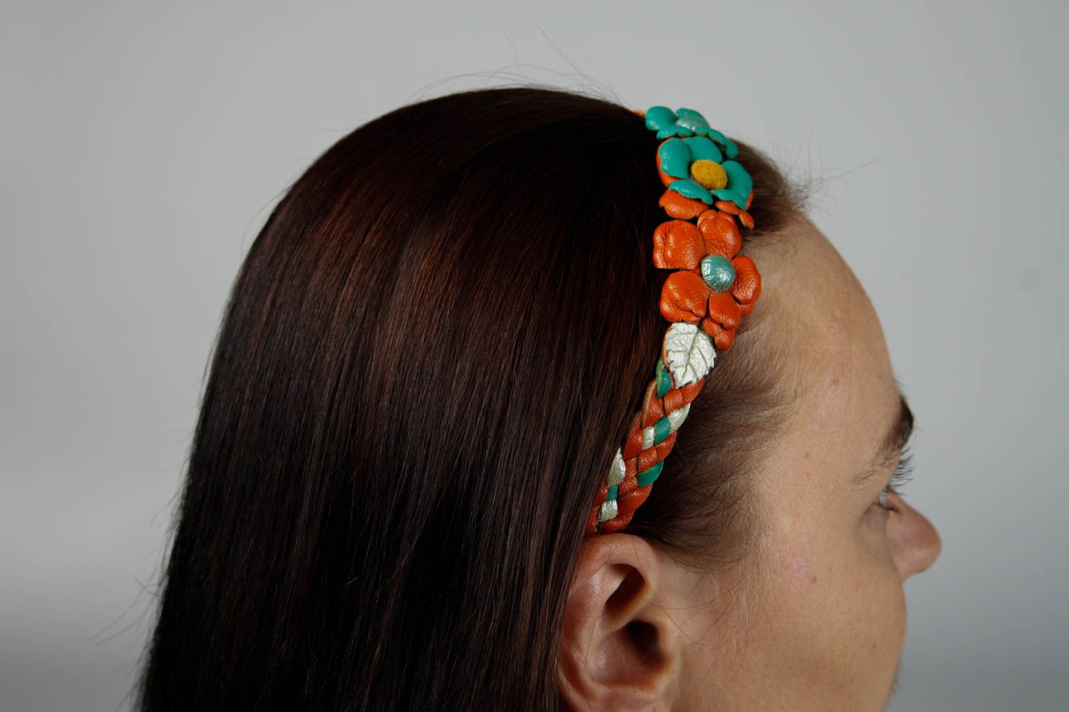 Fascia per capelli fatta a mano con fiori in cuoio accessori originali da donna foto 1