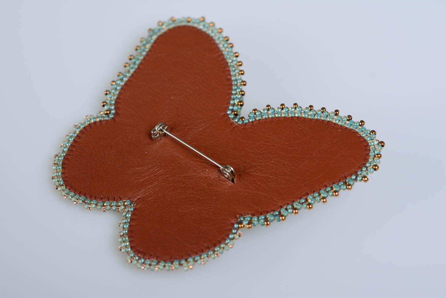 Broche papillon en cuir brodée en perles de rocaille et turquoise faite main photo 3